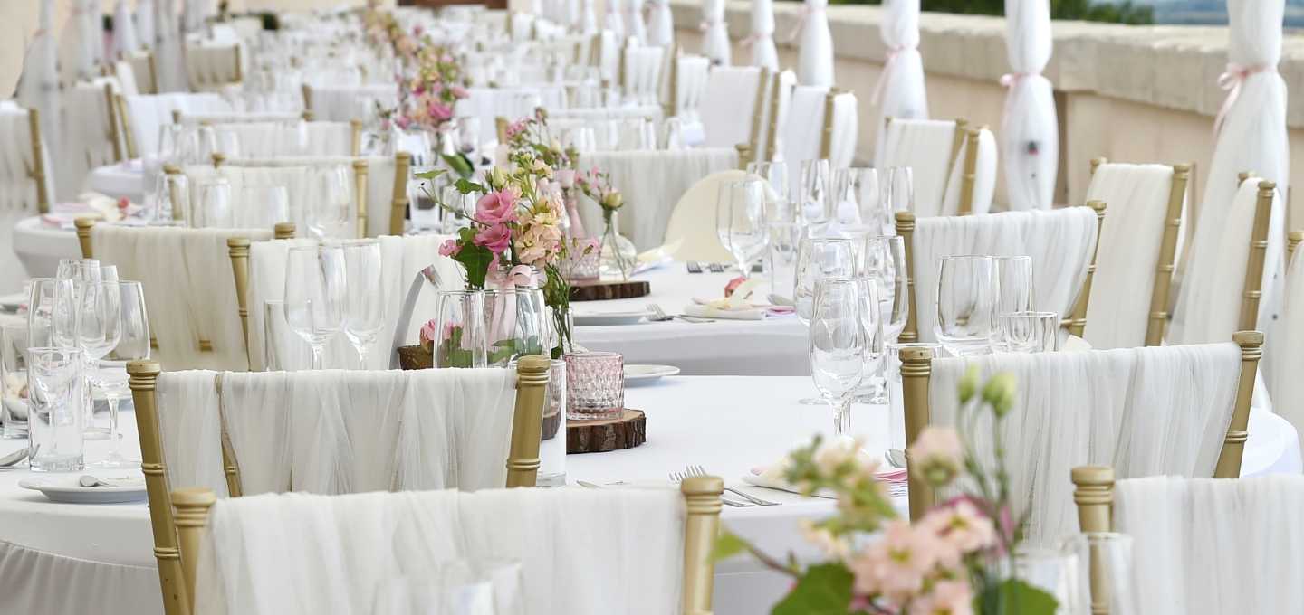 Brunch, raut, symposion? Jak se neztratit ve výrazech pro stolování